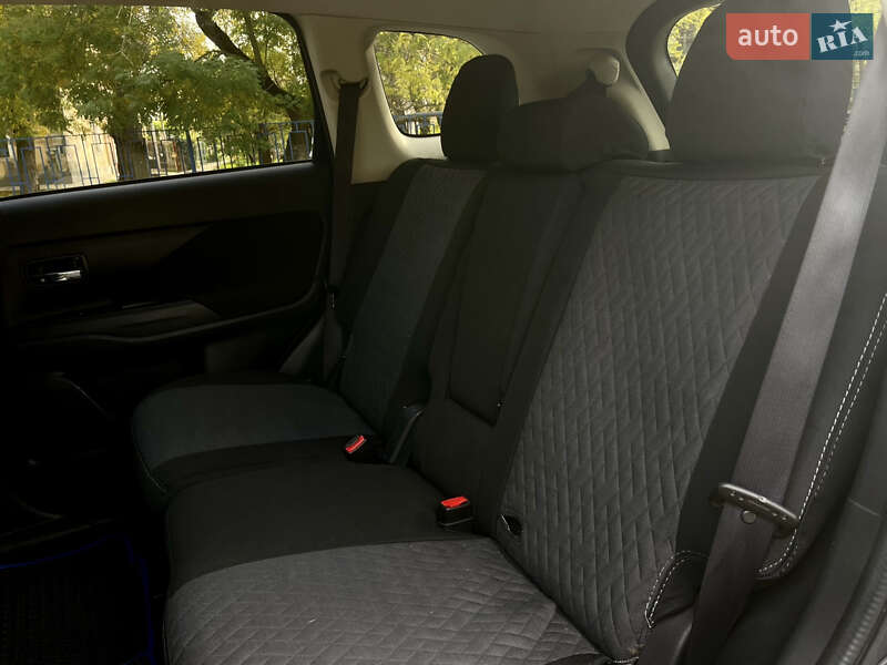 Внедорожник / Кроссовер Mitsubishi Outlander 2017 в Николаеве фото 13 Внедорожник / Кроссовер Mitsubishi Outlander 2017 в Николаеве