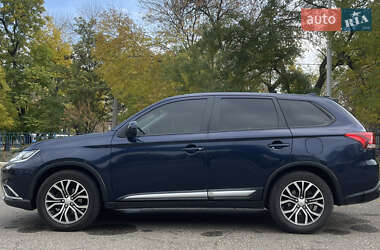 Внедорожник / Кроссовер Mitsubishi Outlander 2017 в 