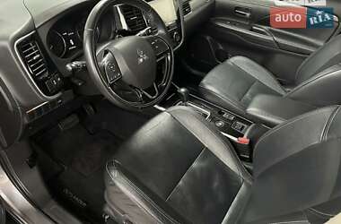 Позашляховик / Кросовер Mitsubishi Outlander 2019 в  фото 6 Позашляховик / Кросовер Mitsubishi Outlander 2019 в