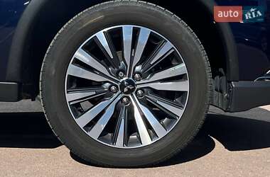 Позашляховик / Кросовер Mitsubishi Outlander 2020 в 