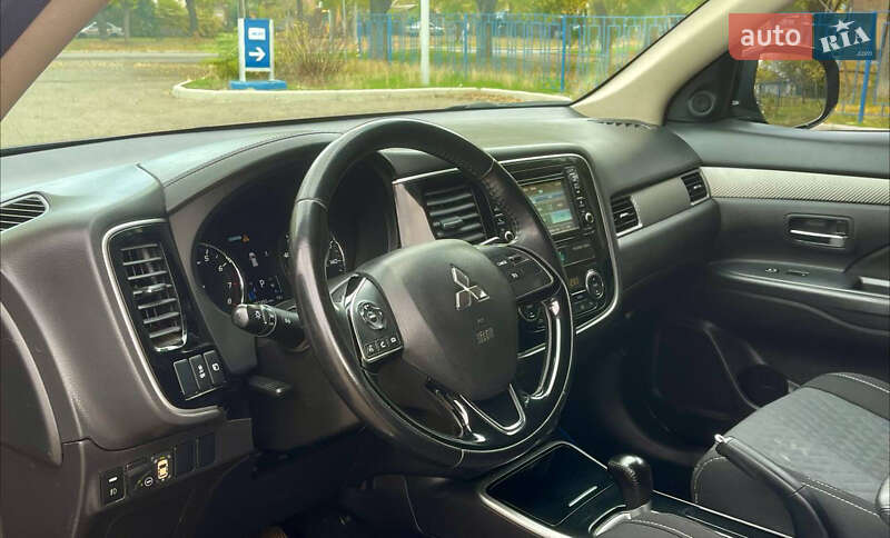 Внедорожник / Кроссовер Mitsubishi Outlander 2017 в Николаеве фото 9 Внедорожник / Кроссовер Mitsubishi Outlander 2017 в Николаеве