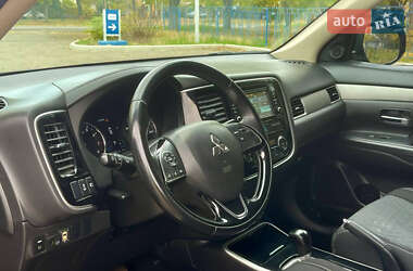 Внедорожник / Кроссовер Mitsubishi Outlander 2017 в 