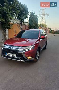 Внедорожник / Кроссовер Mitsubishi Outlander 2019 в 