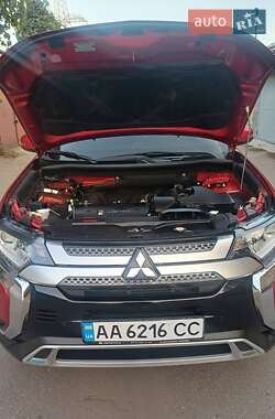 Внедорожник / Кроссовер Mitsubishi Outlander 2019 в 