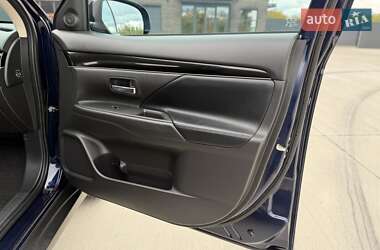 Внедорожник / Кроссовер Mitsubishi Outlander 2021 в 