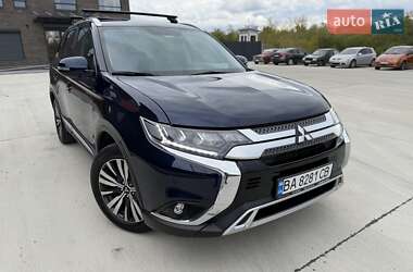 Внедорожник / Кроссовер Mitsubishi Outlander 2021 в 