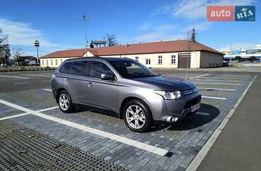 Внедорожник / Кроссовер Mitsubishi Outlander 2012 в 