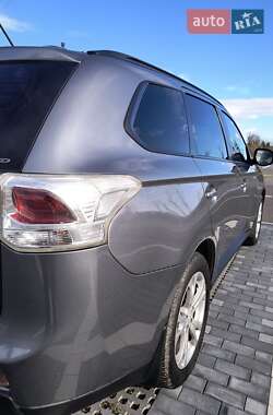Внедорожник / Кроссовер Mitsubishi Outlander 2012 в 