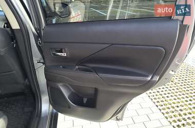 Внедорожник / Кроссовер Mitsubishi Outlander 2012 в 