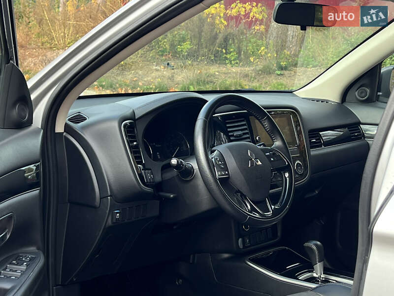Позашляховик / Кросовер Mitsubishi Outlander 2018 в Житомирі