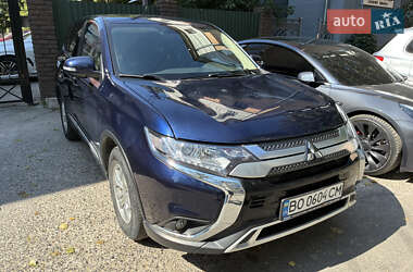 Позашляховик / Кросовер Mitsubishi Outlander 2020 в 