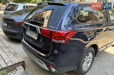 Позашляховик / Кросовер Mitsubishi Outlander 2020 в 