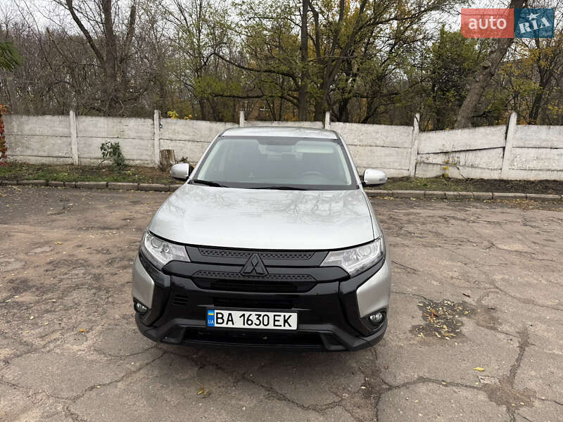 Внедорожник / Кроссовер Mitsubishi Outlander 2020 в 