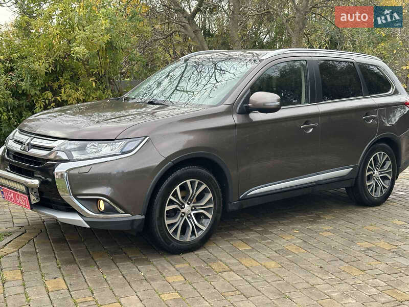 Позашляховик / Кросовер Mitsubishi Outlander 2016 в Радивиліві