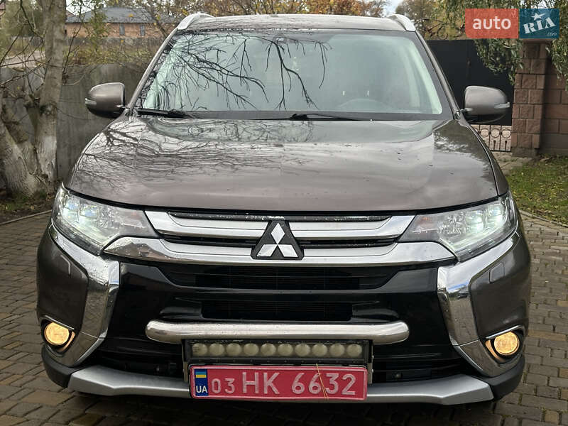Позашляховик / Кросовер Mitsubishi Outlander 2016 в Радивиліві