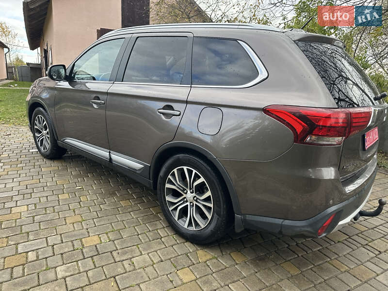 Позашляховик / Кросовер Mitsubishi Outlander 2016 в Радивиліві
