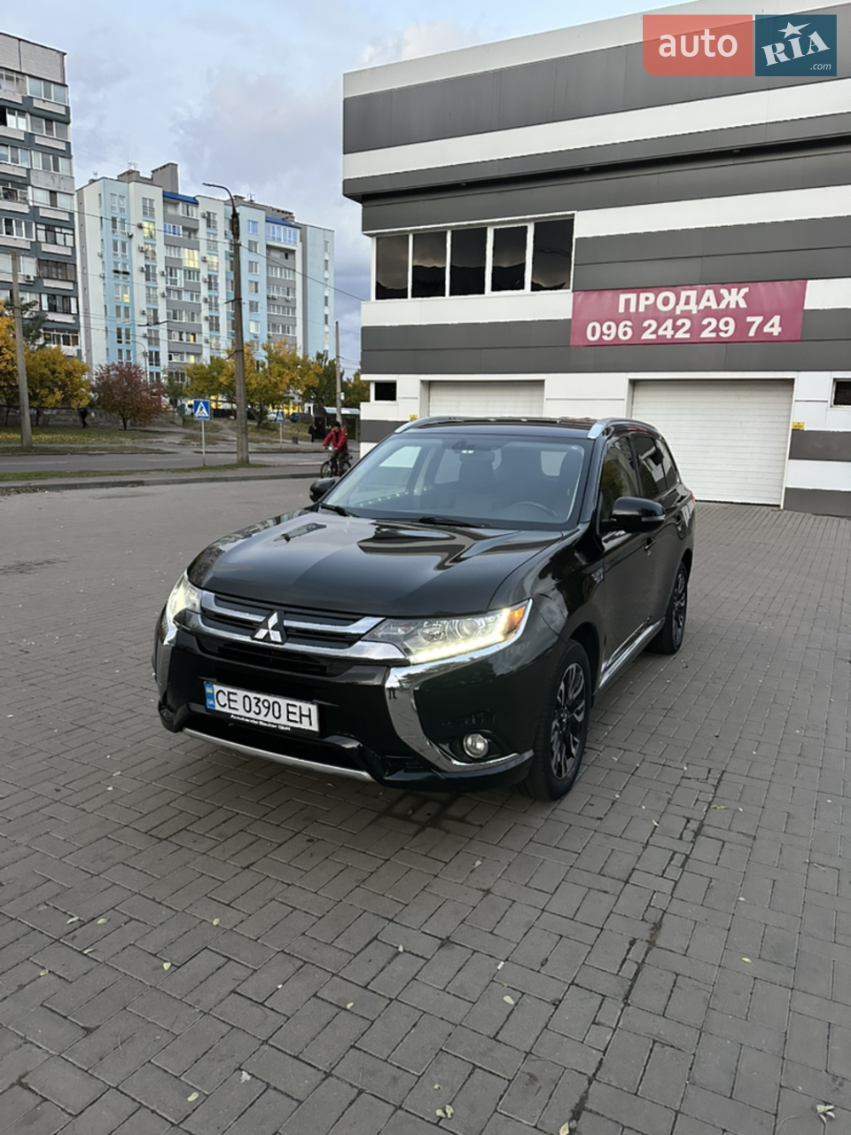 Продам Mitsubishi Outlander PHEV плагін-гібрид. Автомобіль має повний привід, дволітровий двигун і два електродвигуна. Пригнаний в 2022 році, в Україні в одного власника. Автомобіль в гарному стані, готовий до перевірок на СТО. В комплекті зимова гума. З усіх питань телефонуйте