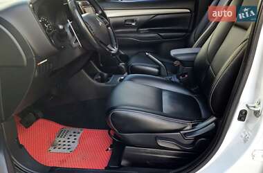 Позашляховик / Кросовер Mitsubishi Outlander 2013 в  фото 42 Позашляховик / Кросовер Mitsubishi Outlander 2013 в