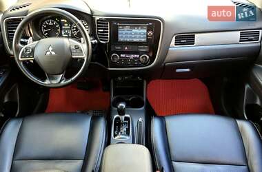 Позашляховик / Кросовер Mitsubishi Outlander 2013 в  фото 59 Позашляховик / Кросовер Mitsubishi Outlander 2013 в