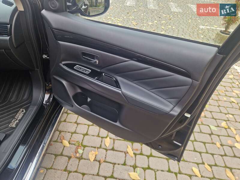 Внедорожник / Кроссовер Mitsubishi Outlander 2018 в Львове