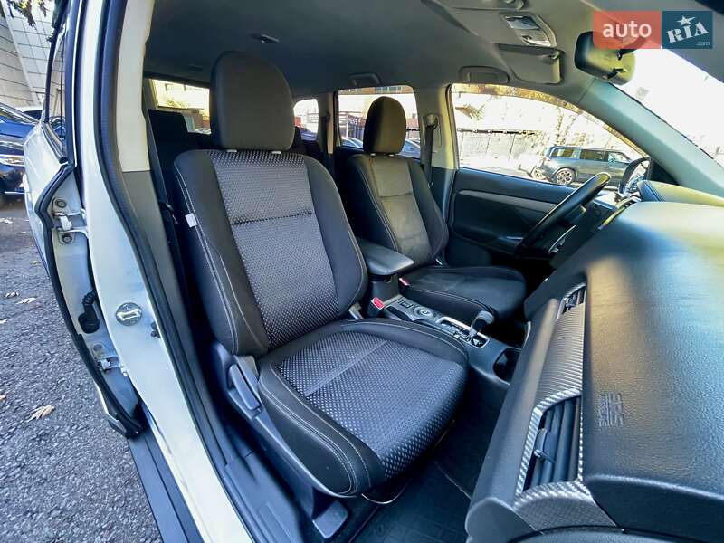 Внедорожник / Кроссовер Mitsubishi Outlander 2015 в Киеве фото 27 Внедорожник / Кроссовер Mitsubishi Outlander 2015 в Киеве