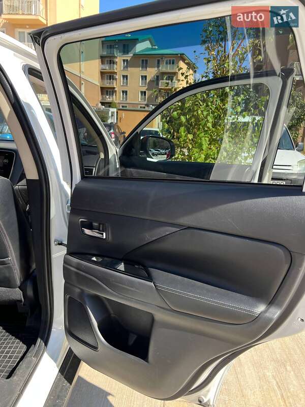 Позашляховик / Кросовер Mitsubishi Outlander 2014 в Одесі