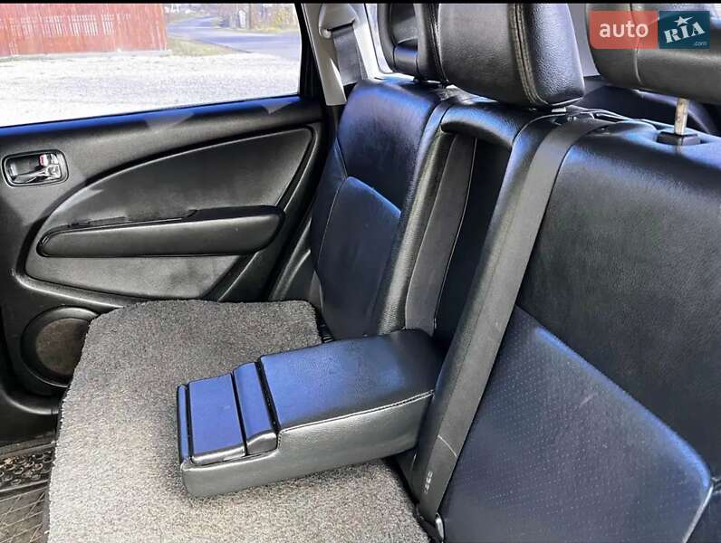 Внедорожник / Кроссовер Mitsubishi Outlander 2004 в Косове