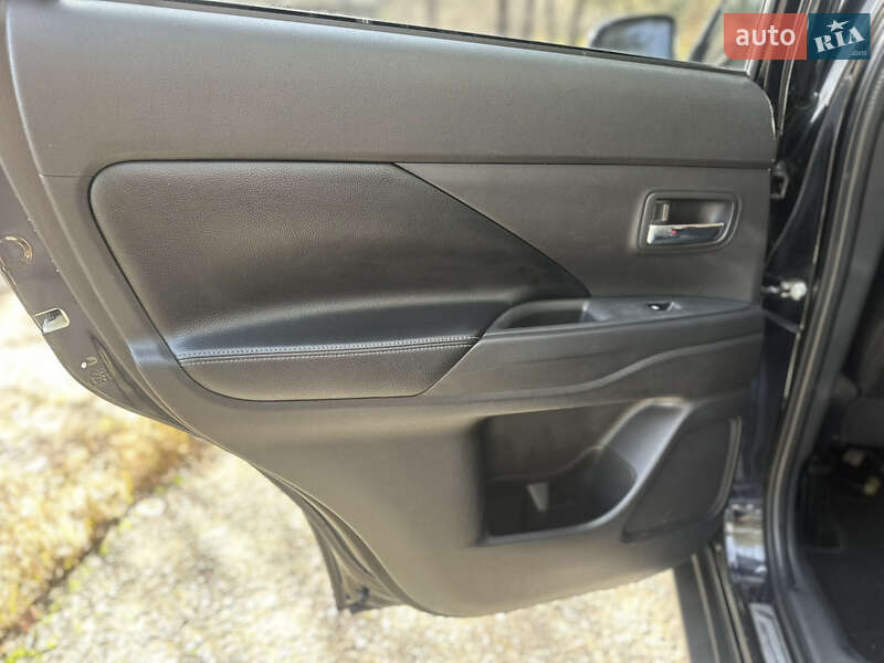 Внедорожник / Кроссовер Mitsubishi Outlander 2016 в Киеве