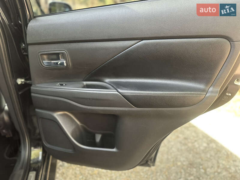 Внедорожник / Кроссовер Mitsubishi Outlander 2016 в Киеве