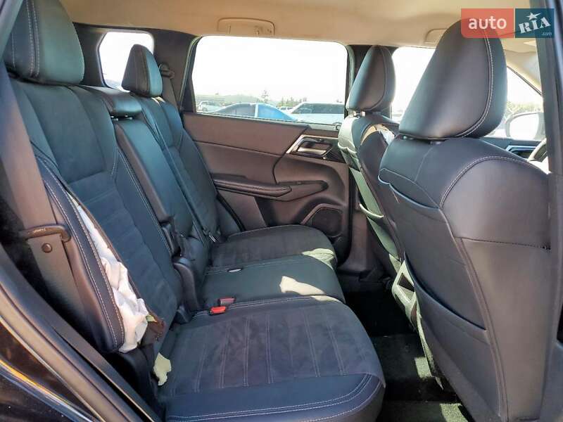 Внедорожник / Кроссовер Mitsubishi Outlander 2023 в Киеве