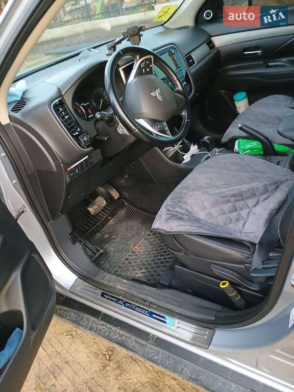 Позашляховик / Кросовер Mitsubishi Outlander 2014 в Новояворівську