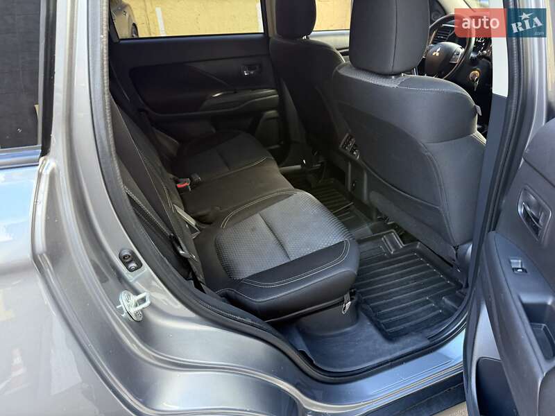 Внедорожник / Кроссовер Mitsubishi Outlander 2020 в Киеве