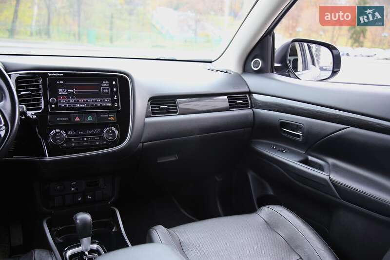 Позашляховик / Кросовер Mitsubishi Outlander 2017 в Харкові