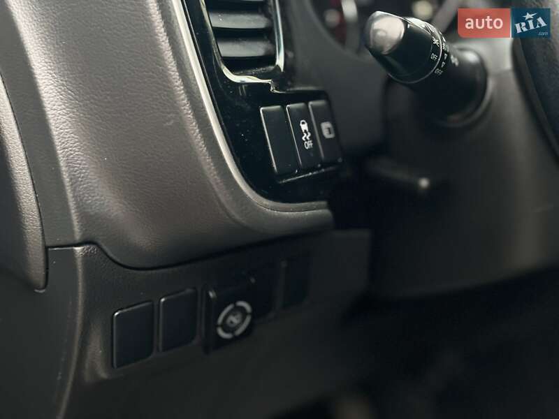 Внедорожник / Кроссовер Mitsubishi Outlander 2015 в Днепре фото 13 Внедорожник / Кроссовер Mitsubishi Outlander 2015 в Днепре