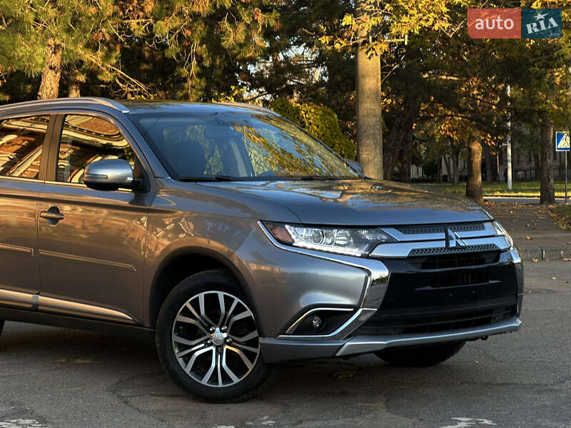 Внедорожник / Кроссовер Mitsubishi Outlander 2017 в Николаеве