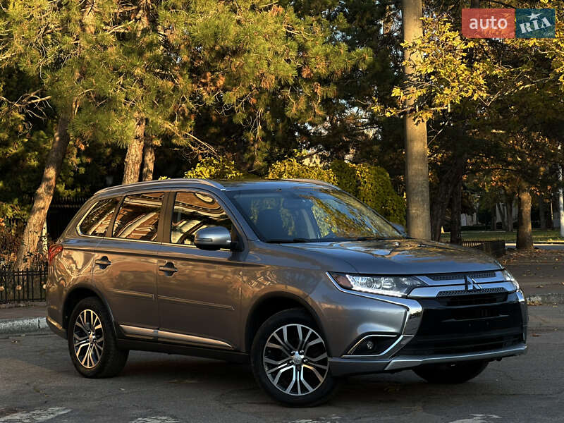 Внедорожник / Кроссовер Mitsubishi Outlander 2017 в Николаеве