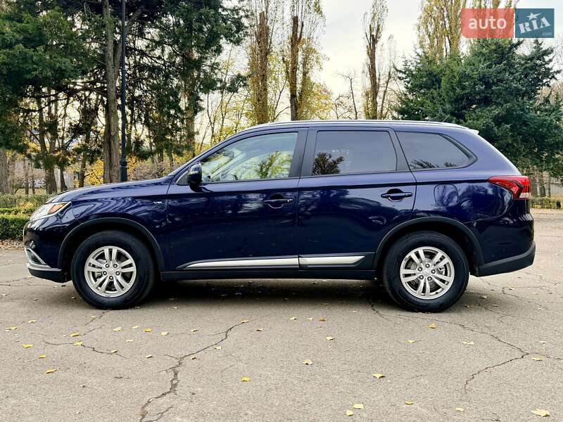 Внедорожник / Кроссовер Mitsubishi Outlander 2016 в Киеве
