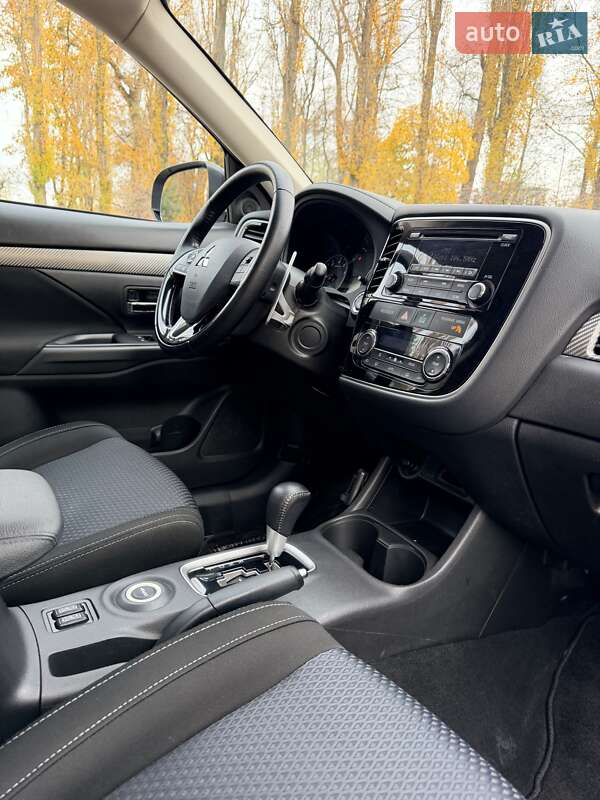 Внедорожник / Кроссовер Mitsubishi Outlander 2016 в Киеве