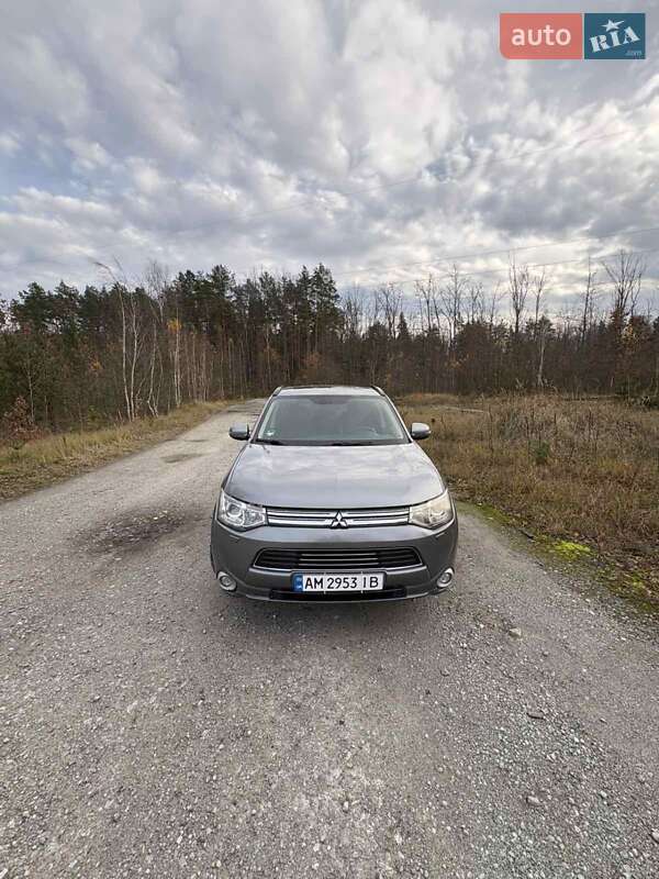 Позашляховик / Кросовер Mitsubishi Outlander 2013 в Звягелі