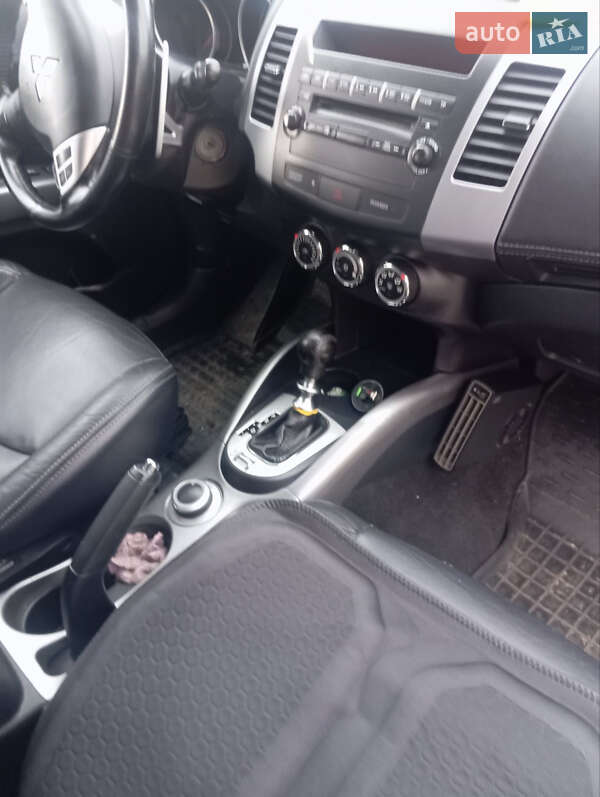 Позашляховик / Кросовер Mitsubishi Outlander 2011 в Мостиській