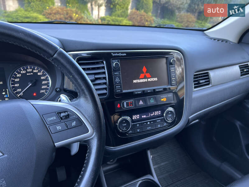 Внедорожник / Кроссовер Mitsubishi Outlander 2013 в Ровно