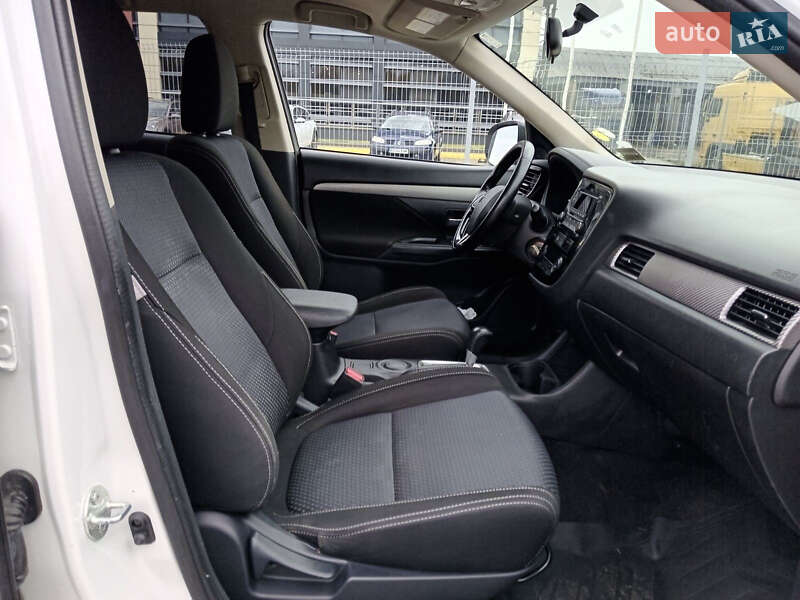Внедорожник / Кроссовер Mitsubishi Outlander 2017 в Львове фото 15 Внедорожник / Кроссовер Mitsubishi Outlander 2017 в Львове