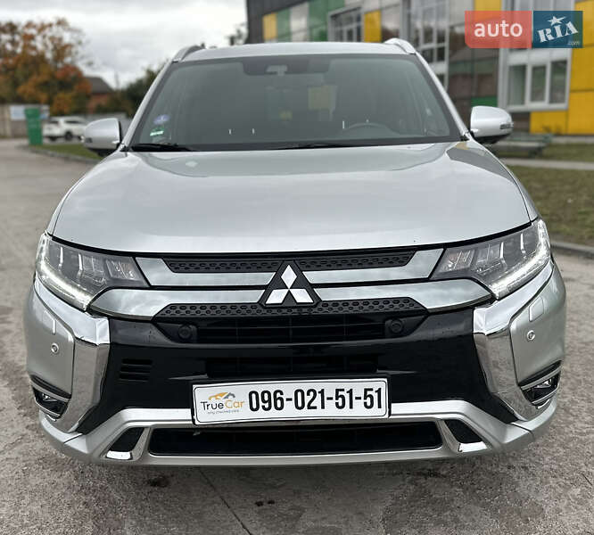 Внедорожник / Кроссовер Mitsubishi Outlander 2020 в Киеве