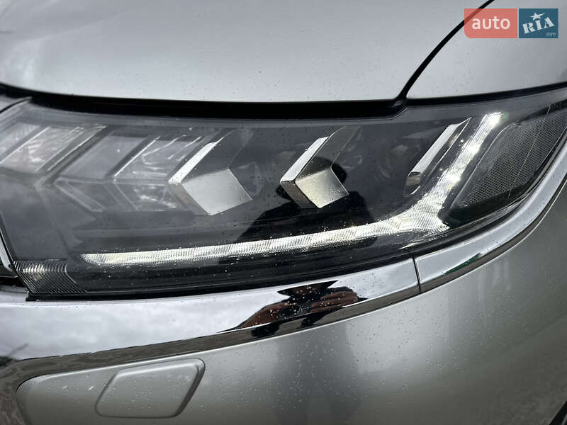 Внедорожник / Кроссовер Mitsubishi Outlander 2020 в Киеве