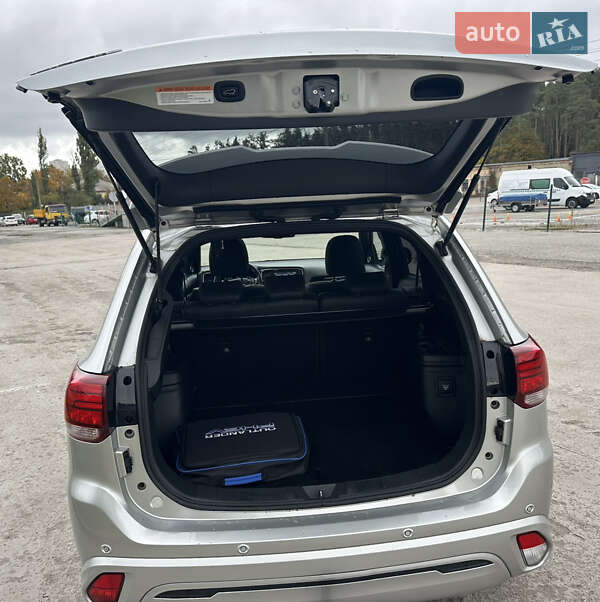 Внедорожник / Кроссовер Mitsubishi Outlander 2020 в Киеве