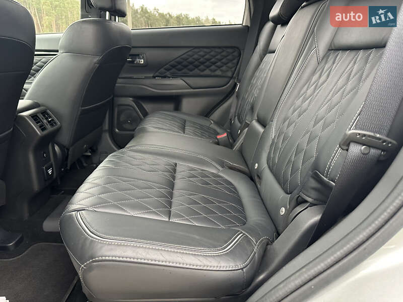 Внедорожник / Кроссовер Mitsubishi Outlander 2020 в Киеве