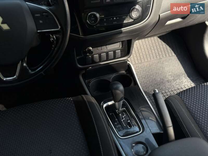 Внедорожник / Кроссовер Mitsubishi Outlander 2017 в Новояворовске фото 2 Внедорожник / Кроссовер Mitsubishi Outlander 2017 в Новояворовске