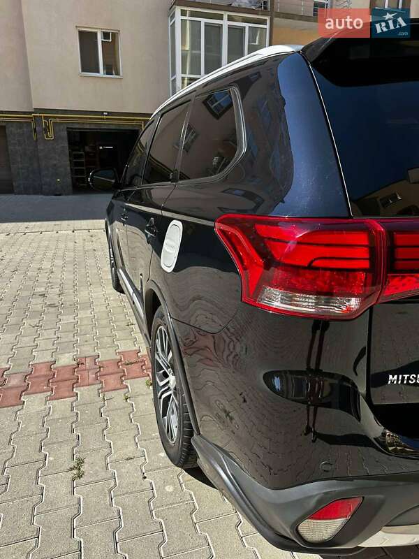 Внедорожник / Кроссовер Mitsubishi Outlander 2015 в Черновцах