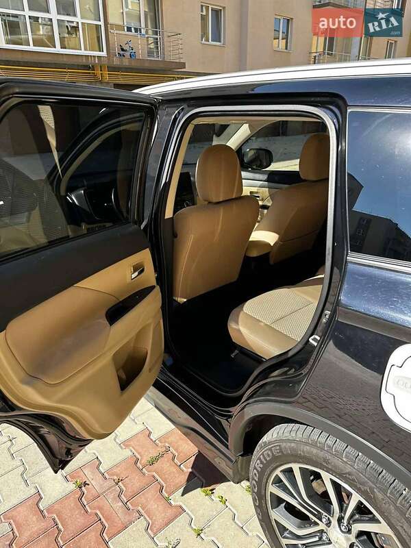 Внедорожник / Кроссовер Mitsubishi Outlander 2015 в Черновцах