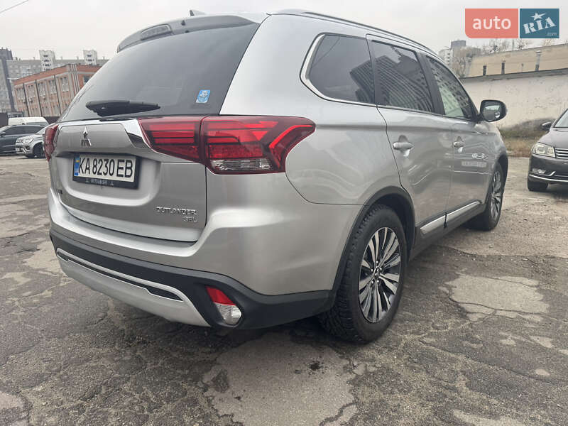 Внедорожник / Кроссовер Mitsubishi Outlander 2019 в Киеве
